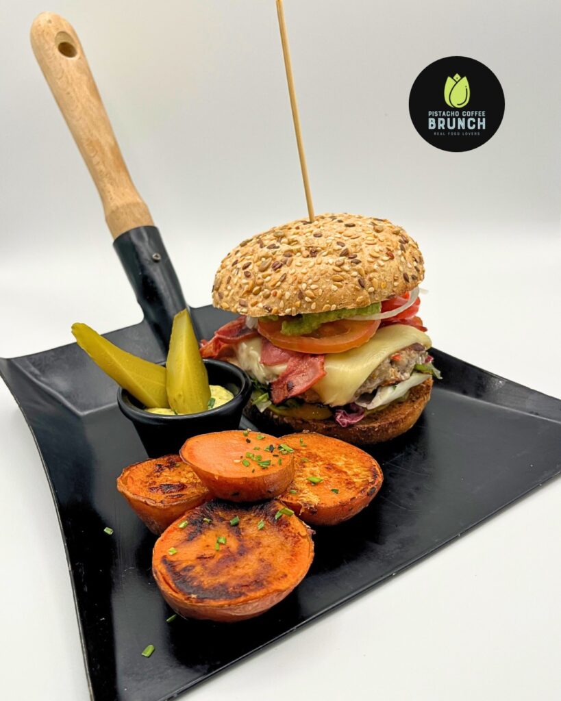 Classic Burger en Pistacho Coffee Brunch, Los Cristianos