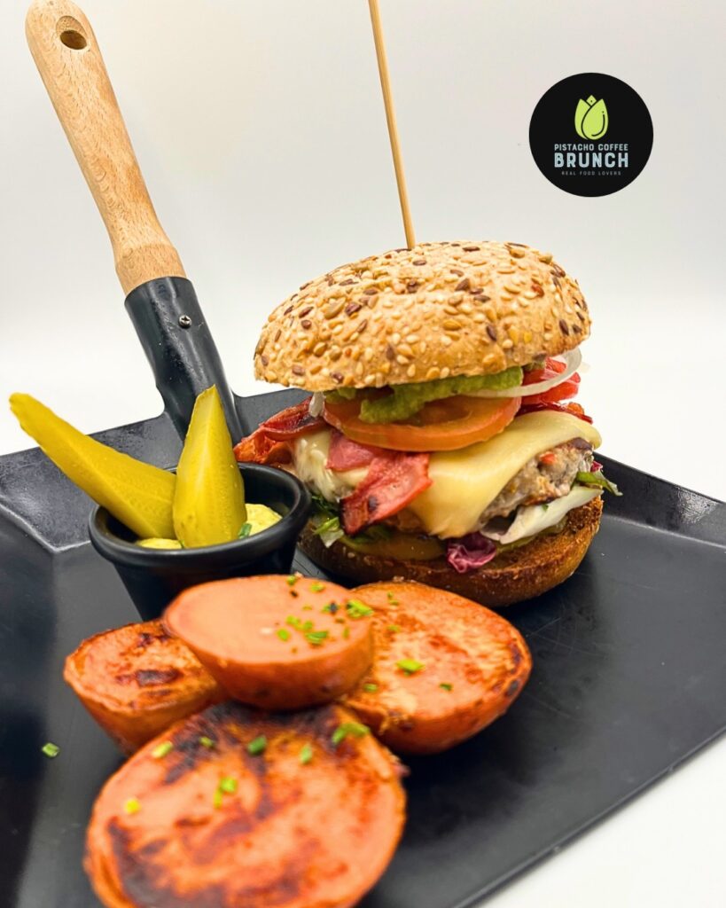 Classic Burger en Pistacho Coffee Brunch, Los Cristianos