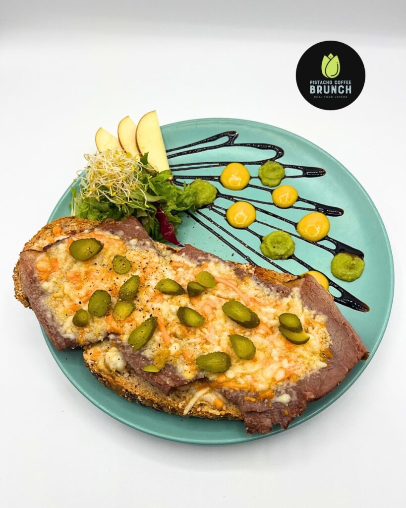 Tostada de Roast Beef - Pistacho Coffee Brunch