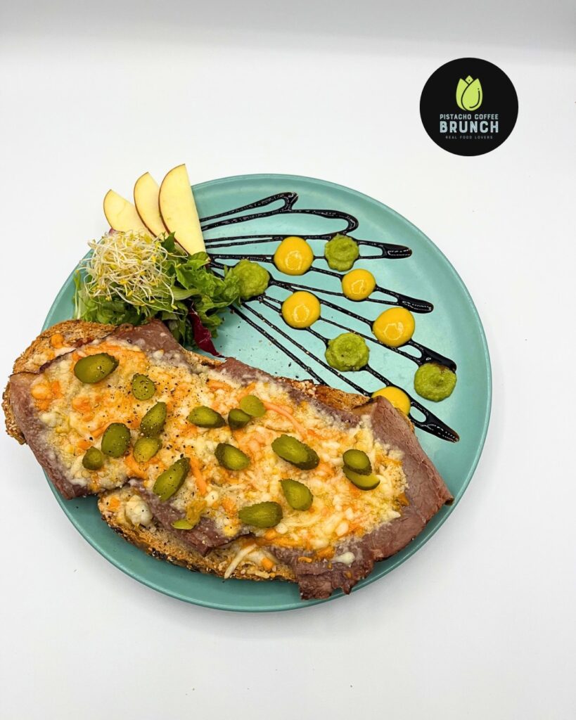 Tostada de Roast Beef - Pistacho Coffee Brunch