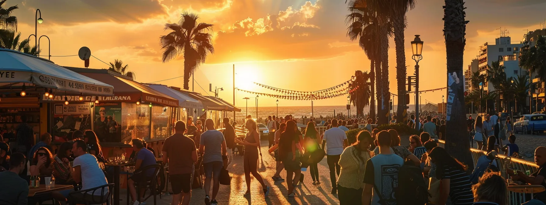 una vibrante escena en el barrio de gros, donde un festival de jazz ilumina las calles mientras personas disfrutan de platos gastronómicos locales con la hermosa playa de la zurriola al fondo, todo bañado por una cálida luz dorada del atardecer.